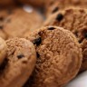 Печенье MILKA Mini Cookies с кусочками шоколада частично покрытое молочным шоколадом